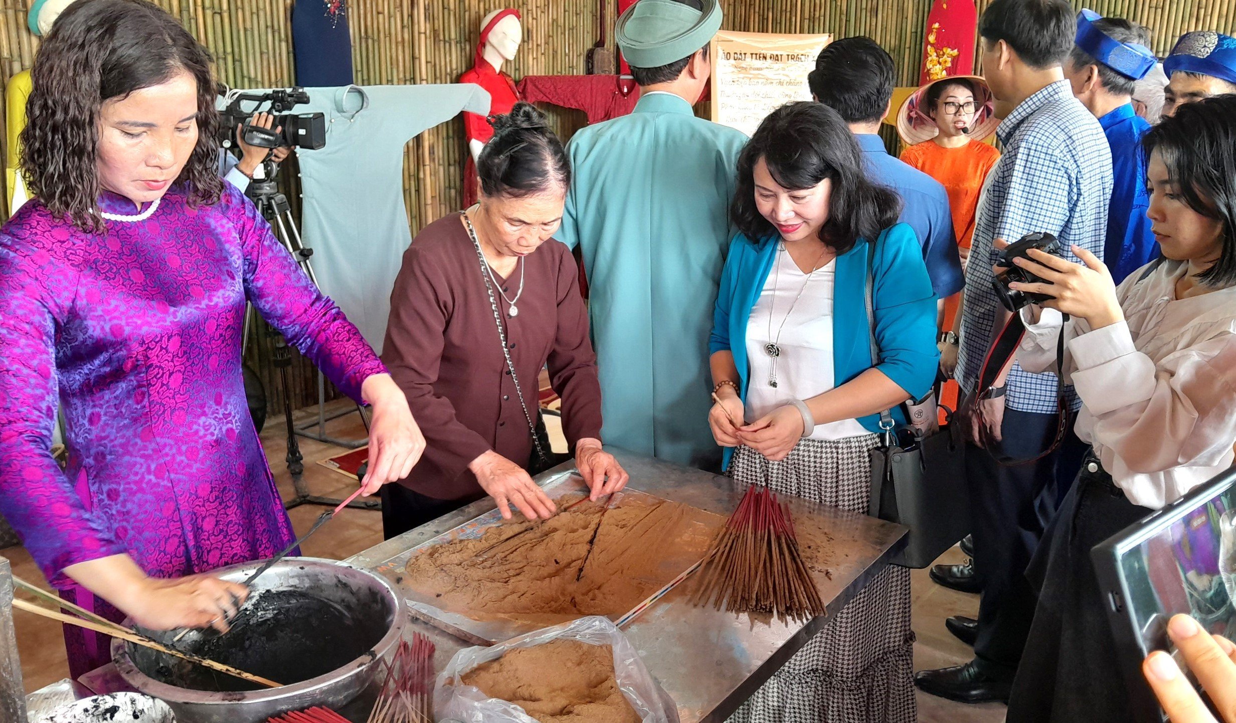 Du khách trải nghiệm quy trình làm hương tại làng hương Quảng Phú Cầu